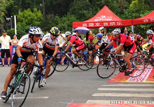 车迷健身节(金堂站)比赛的情景 人民网记者 王霞光摄