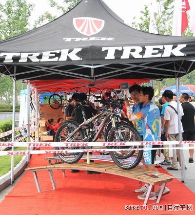 比赛现场的自行车展览 人民网记者 王霞光摄