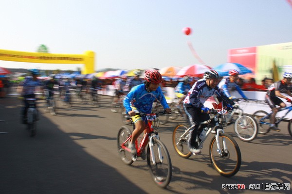 “环球&建大”杯全国业余自行车联赛发车