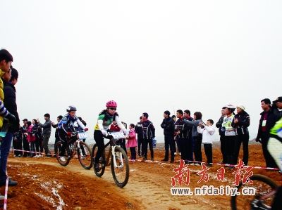 Ӣ�����ݾ���ɽ�����г�������Ө