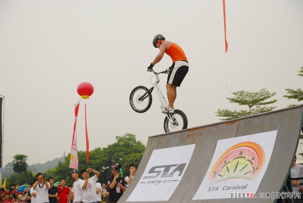 国内高水平的极限BMX攀爬激情表演.JPG