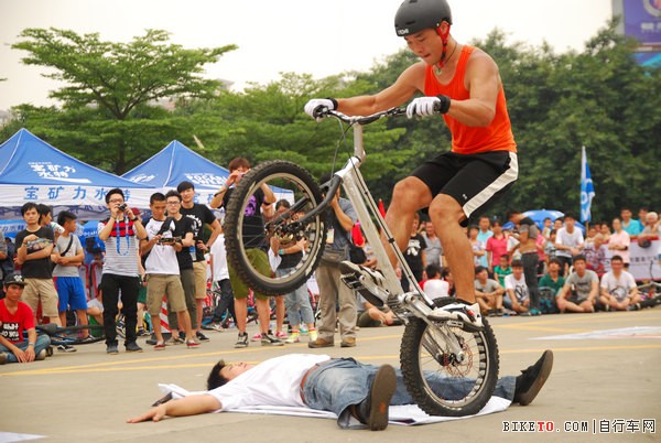 紧张刺激的BMX单车点跳过人.JPG