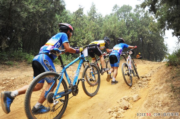 长途的爬坡路线,许多车友选择推行