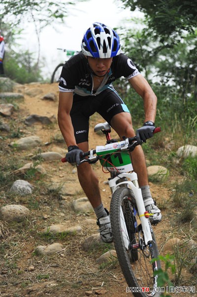 一段下坡加上大块的鹅卵石路面,对车手是极大的考验