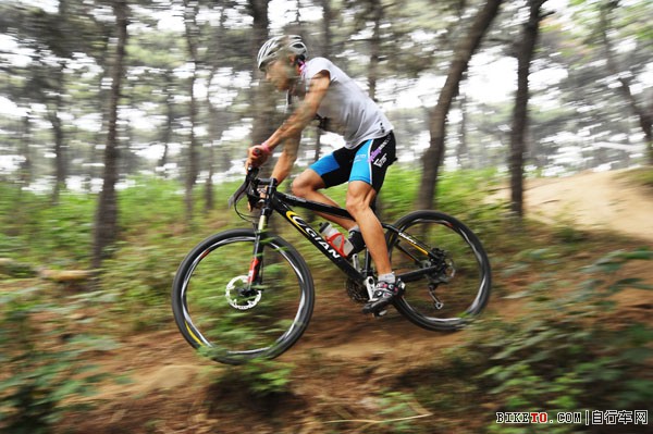 车手经过山地丛林