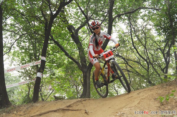 巾帼不让须眉,女车手在山地赛中表现非凡