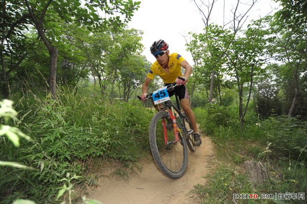 狭窄的山地下坡路段