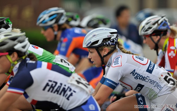 ��������Ů��������վ���Ĵ��������ж�Annette������3