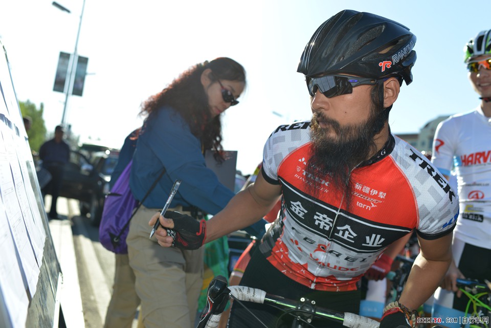 赛里木湖首战——丹尼尔力压朱梵心夺冠,TREK