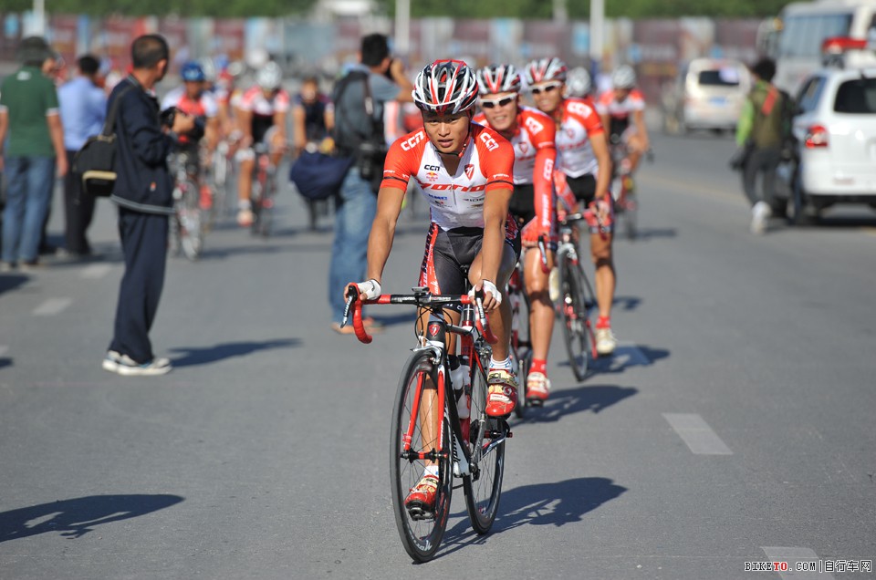 赛里木湖首战——丹尼尔力压朱梵心夺冠,魔迅车队