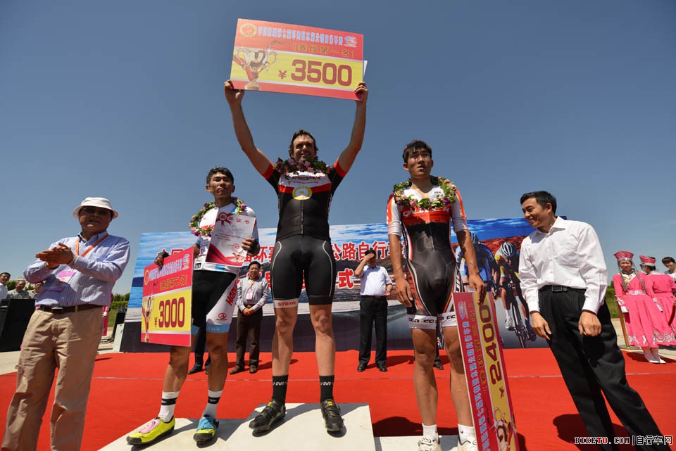 赛里木湖首战——丹尼尔力压朱梵心夺冠,颁奖典礼