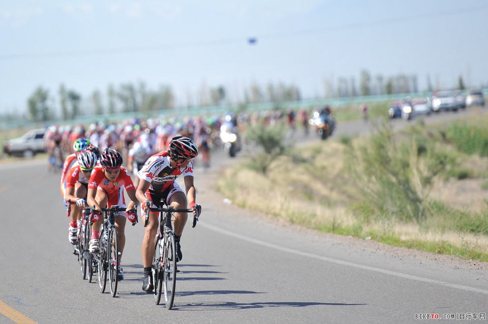 赛里木湖首战——丹尼尔力压朱梵心夺冠,骓驰