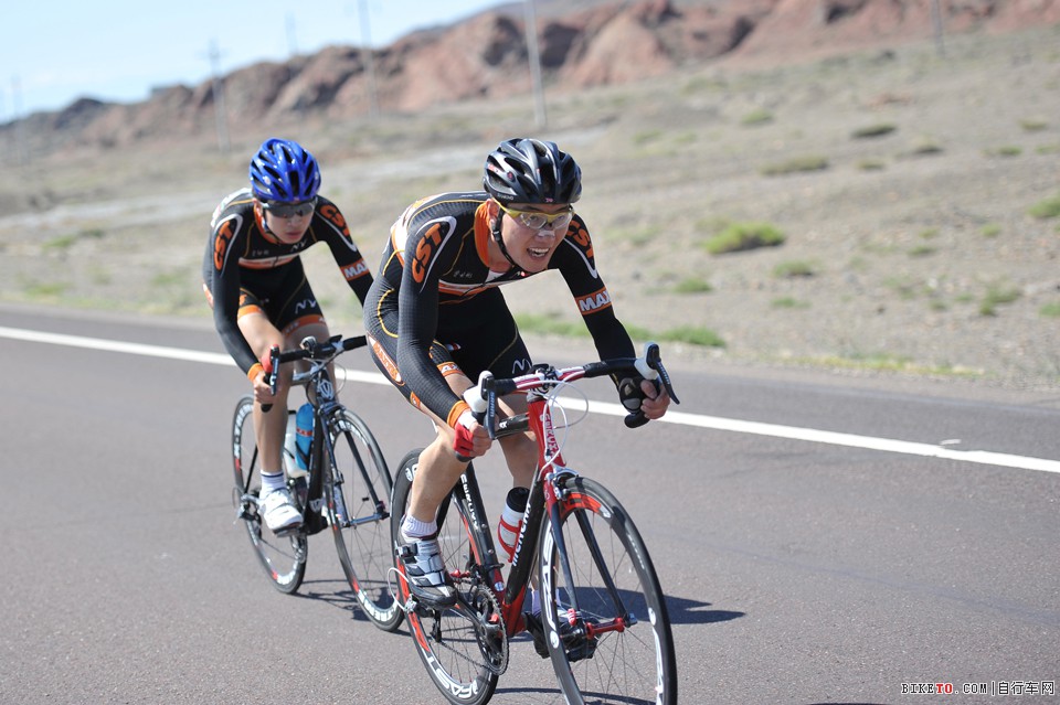 赛里木湖首战——丹尼尔力压朱梵心夺冠,成都合珍车队