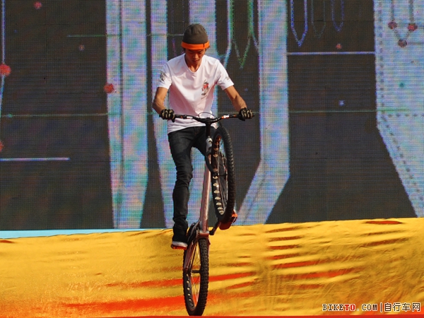 花式单车表演 花式单车表演