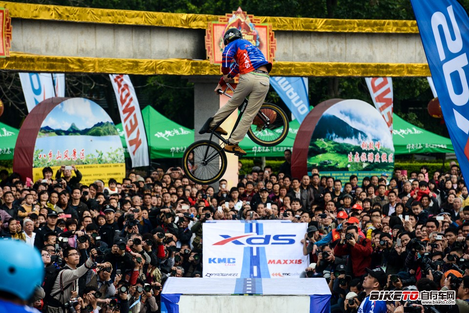 熊哥带领小熊车队进行的赛前精彩的表演 熊哥带领小熊车队进行的赛前精彩的表演