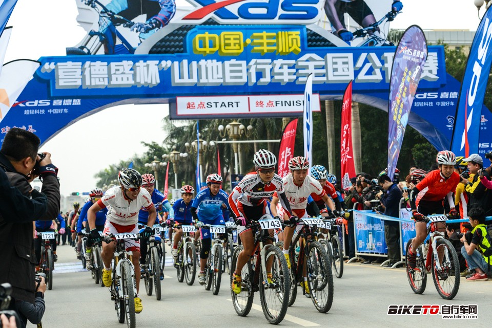 任成远带领女子组出发 任成远带领女子组出发