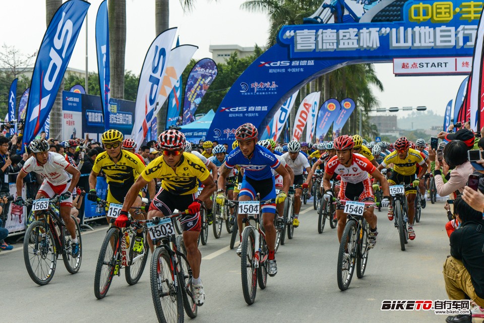 男子组率先鸣笛出发 男子组率先鸣笛出发