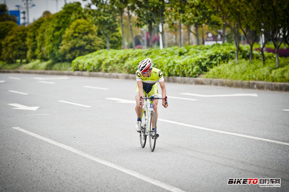 乔杰在精英组开赛后不久就突出大集团单飞 乔杰在精英组开赛后不久就突出大集团单飞