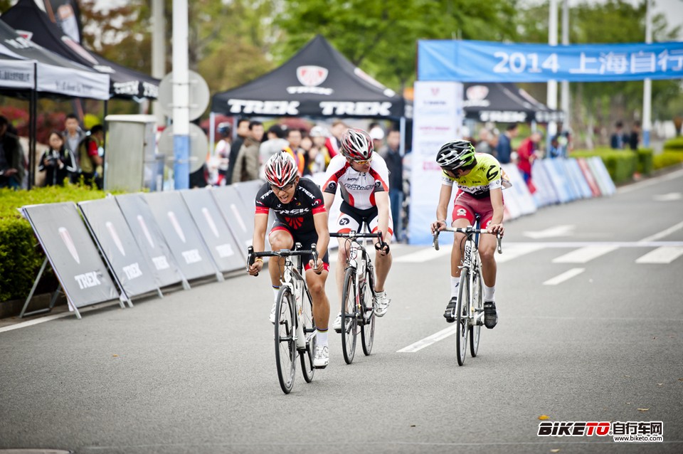 崔克-Lin全动上海车队的戴珞、上海起点车队的Roger Holterman、Cannondale—Bryton车队的Giel-jan Maunits Denis Degezelle三人领先集团 崔克-Lin全动上海车队的戴珞、上海起点车队的Roger Holterman、Cannondale—Bryton车队的Giel-jan Maunits Denis Degezelle三人领先集团