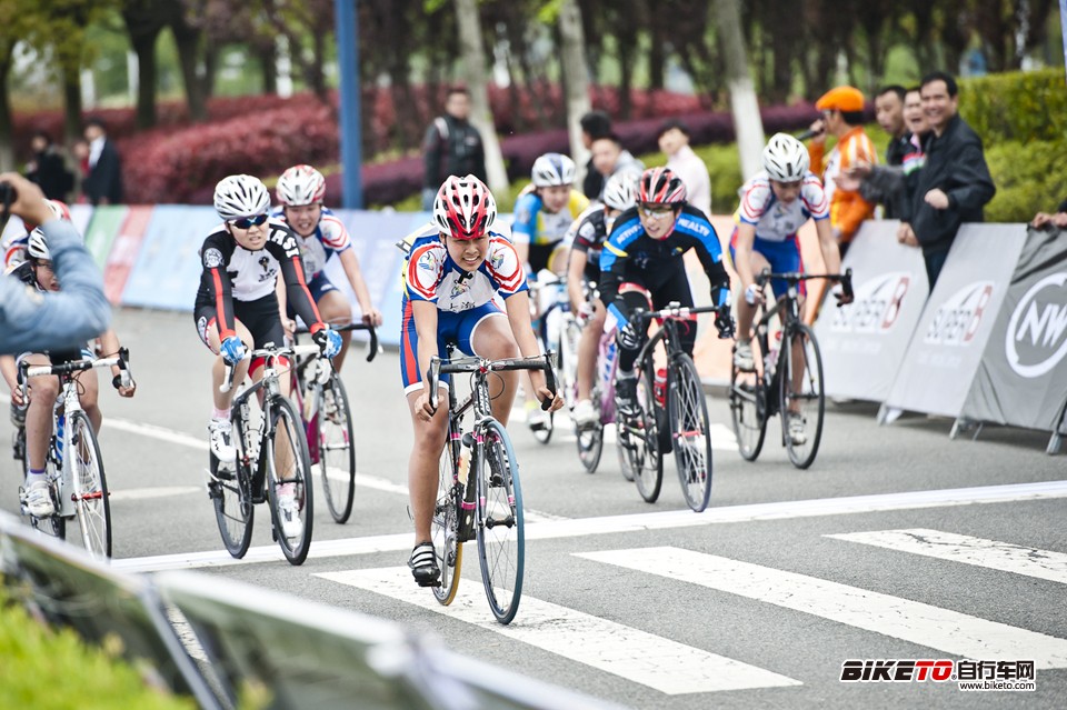 女子组第一上海KINESIS-BBA车队陆施雯冲线 女子组第一上海KINESIS-BBA车队陆施雯冲线