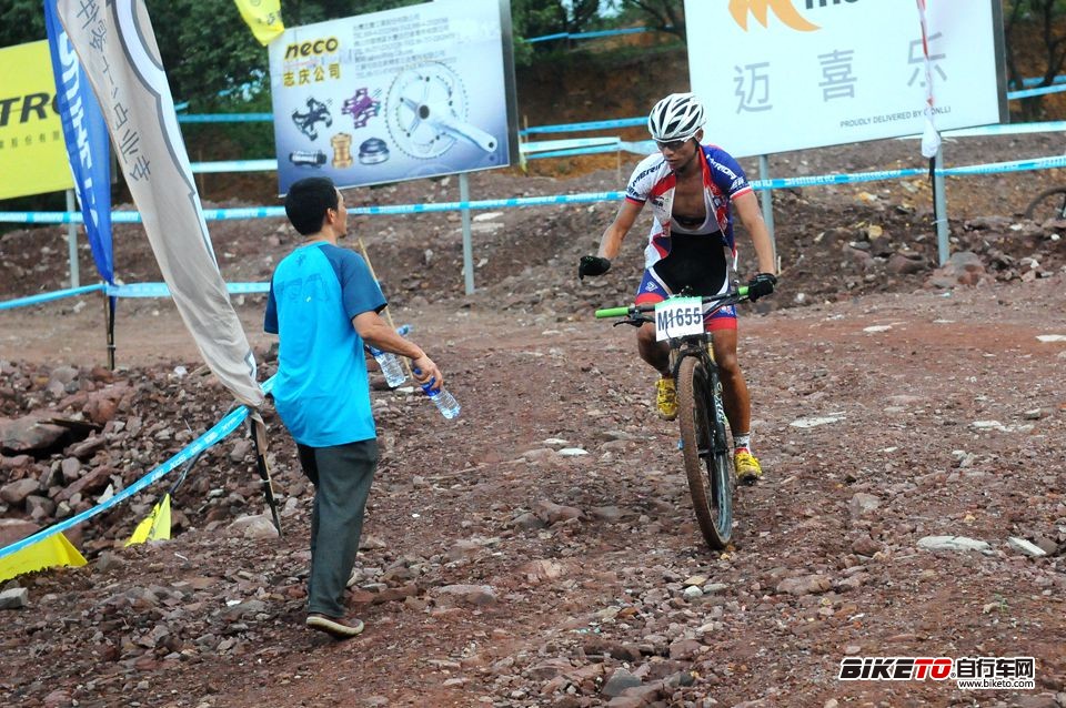 根本停不下来——封宽杰冲线后还意犹未尽地绕了一小圈 根本停不下来——封宽杰冲线后还意犹未尽地绕了一小圈