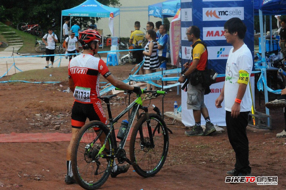 魏魁在第二圈时爆胎退赛 魏魁在第二圈时爆胎退赛