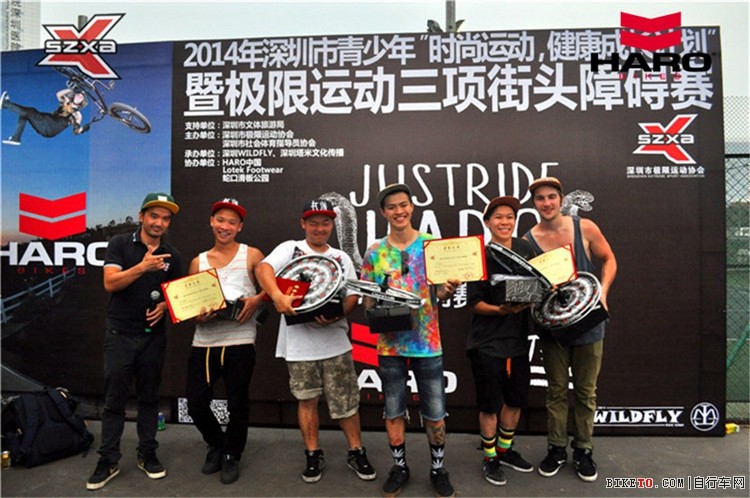 深圳市极限运动协会秘书长芮戈冽为选手颁奖 深圳市极限运动协会秘书长芮戈冽为选手颁奖