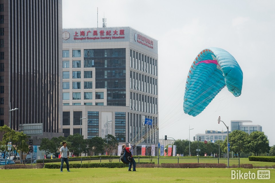 SCP_SH_66魔都真是神奇的地方,这边大家在比赛骑车,那边有人在折腾滑翔伞.jpg SCP_SH_66魔都真是神奇的地方,这边大家在比赛骑车,那边有人在折腾滑翔伞.jpg