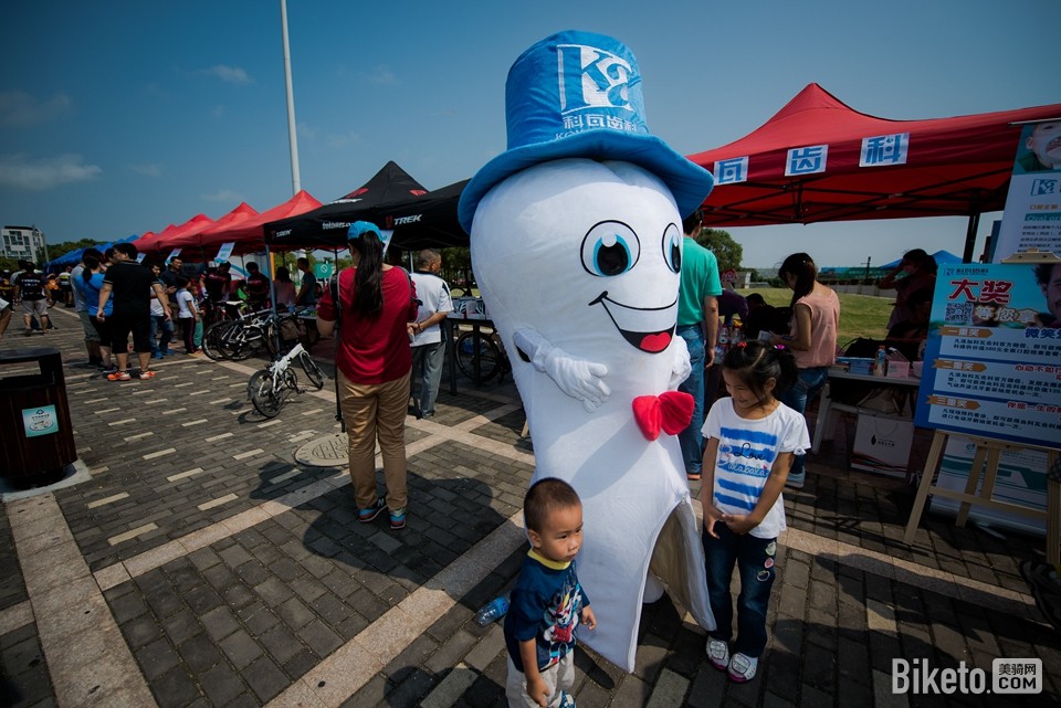 SCP_SH_52现场的活动精彩纷呈齿科也派来了工作人员与小朋友互动.jpg SCP_SH_52现场的活动精彩纷呈齿科也派来了工作人员与小朋友互动.jpg