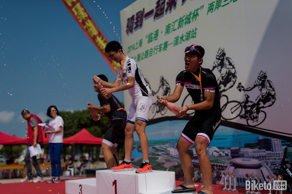 SCP_SH_80C组小伙伴喷香槟.jpg SCP_SH_80C组小伙伴喷香槟.jpg