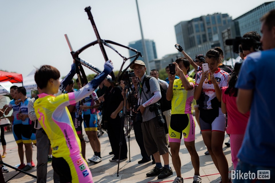 SCP_SH_89体校的小选手也抽中一台车架,小伙伴们都非常高兴.jpg SCP_SH_89体校的小选手也抽中一台车架,小伙伴们都非常高兴.jpg