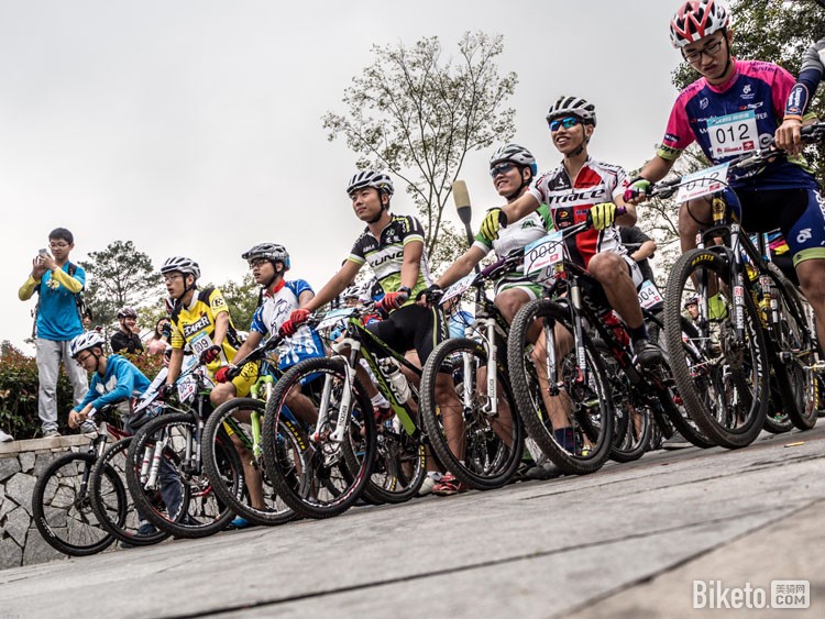 第三届“喜德盛”友谊杯越野赛,发车 第三届“喜德盛”友谊杯越野赛,发车