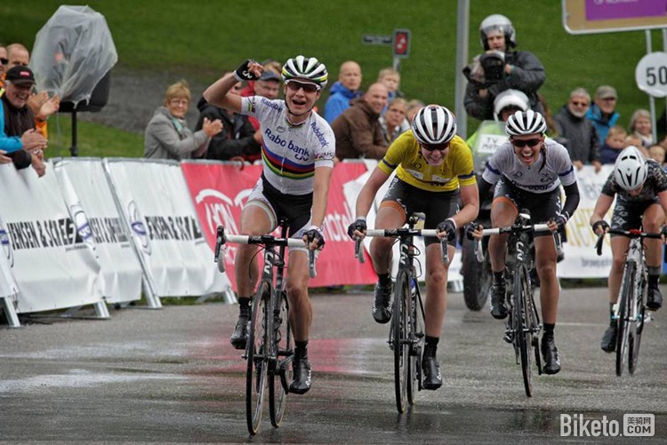 Marianne Vos雨中获胜!带领车队成员冲过终点线! Marianne Vos雨中获胜!带领车队成员冲过终点线!