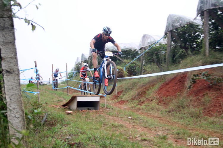 ��ͷ��ɽ��ԽҰ��