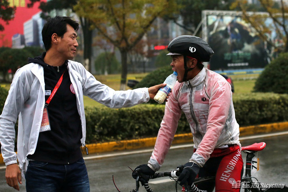 教练李富玉(左) 教练李富玉(左)