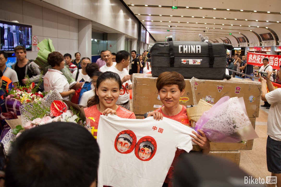 宫金杰钟天使凯旋 北京机场车迷热情接机