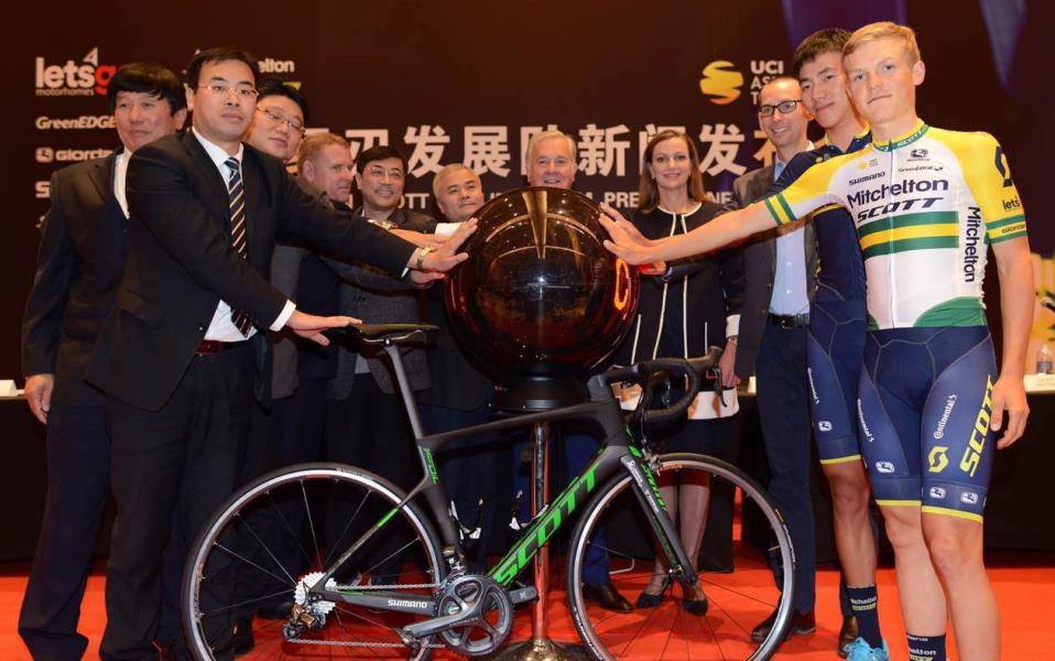 ����,����