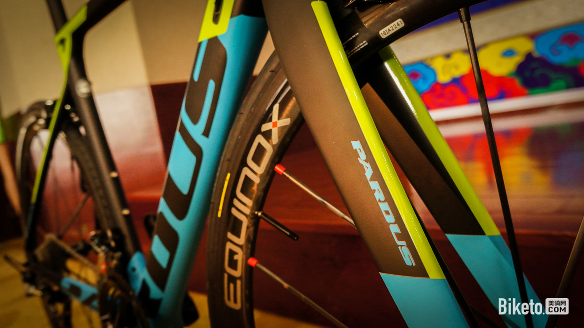 3.2搭配航翊EQUINOX旗舰全碳碳刀45cPro+SLN 全碳辐条.jpg 3.2搭配航翊EQUINOX旗舰全碳碳刀45cPro+SLN 全碳辐条.jpg