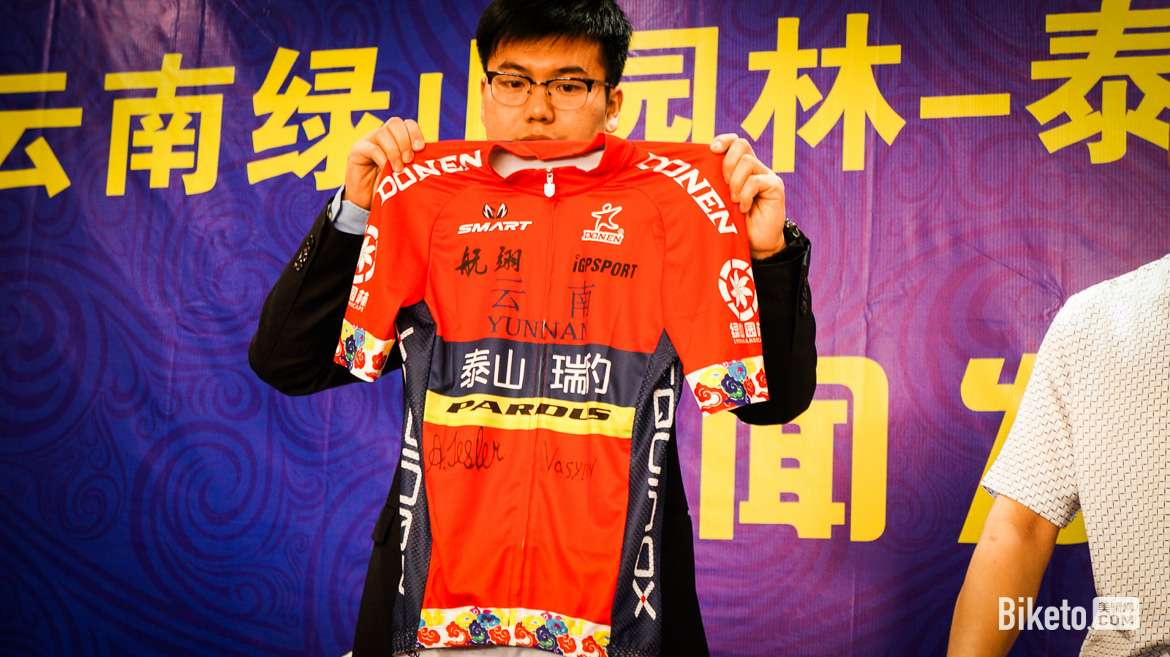 14.刘总展示达恩赞助的签名队服.jpg 14.刘总展示达恩赞助的签名队服.jpg