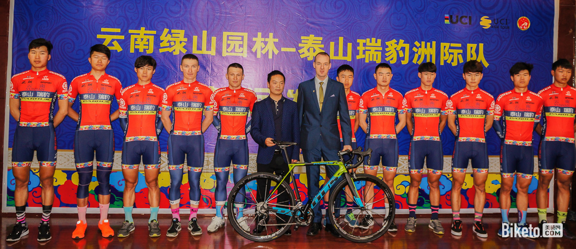 25.车队队员与车队总经理刘飞及体育主管David合影.jpg 25.车队队员与车队总经理刘飞及体育主管David合影.jpg