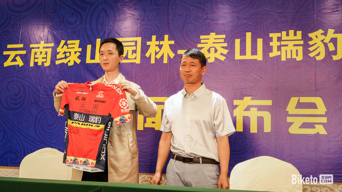 17.武汉齐物科技有限公司经理涂俊与云南破冰体育发展有限公司(云南绿山园林董事长)韩加华签订合作协议.jpg 17.武汉齐物科技有限公司经理涂俊与云南破冰体育发展有限公司(云南绿山园林董事长)韩加华签订合作协议.jpg