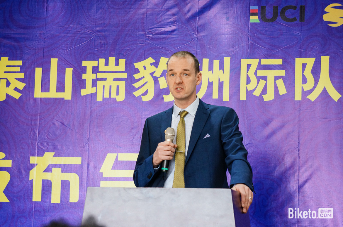 21.车队主管DAVID答记者问。在笔者与他之前的交谈中得知,David也曾是一位出色的车手,入境娶了一位华人太太,看来是准备常驻中国了.jpg 21.车队主管DAVID答记者问。在笔者与他之前的交谈中得知,David也曾是一位出色的车手,入境娶了一位华人太太,看来是准备常驻中国了.jpg