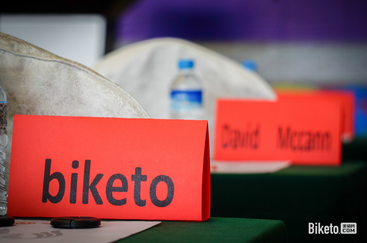 26.美骑媒体席就在David的后面,发布会前夕的晚餐与他也有很多沟通交流,笔者会继续密切关注车队动向,为大家带来第一手相关信息.jpg 26.美骑媒体席就在David的后面,发布会前夕的晚餐与他也有很多沟通交流,笔者会继续密切关注车队动向,为大家带来第一手相关信息.jpg