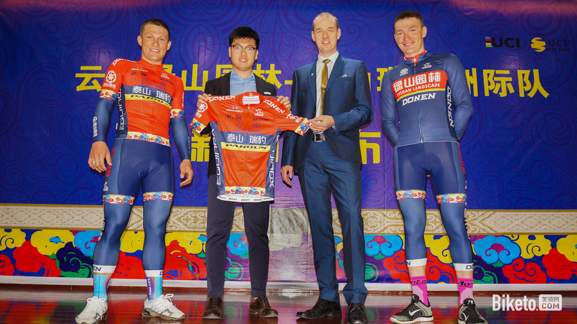 23.达恩运动刘总与David及冲刺车手合影.jpg 23.达恩运动刘总与David及冲刺车手合影.jpg