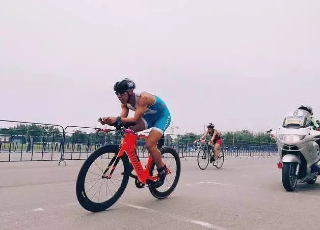 巴斯在自行车环节中 巴斯在自行车环节中