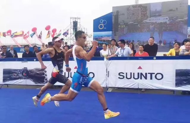 穿蓝白衣服的是巴斯 穿蓝白衣服的是巴斯