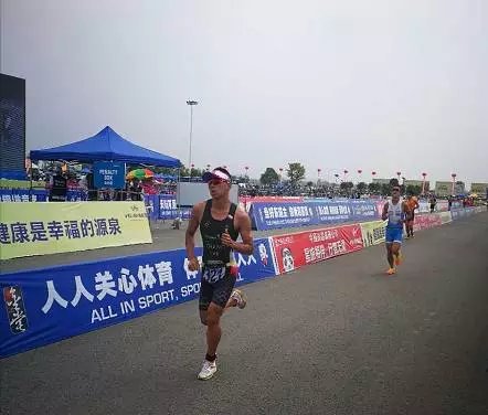 黑色衣服是张家豪 黑色衣服是张家豪