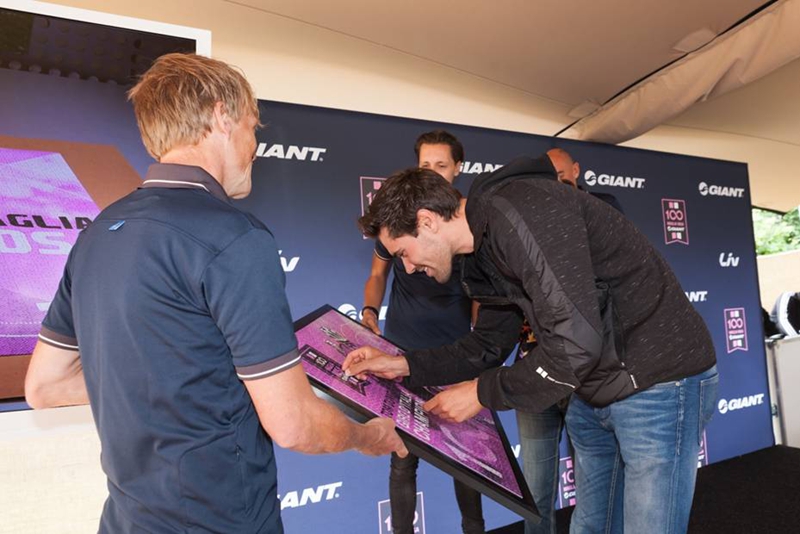 GIANT与百届环意总冠军迪穆兰一起庆祝 GIANT与百届环意总冠军迪穆兰一起庆祝