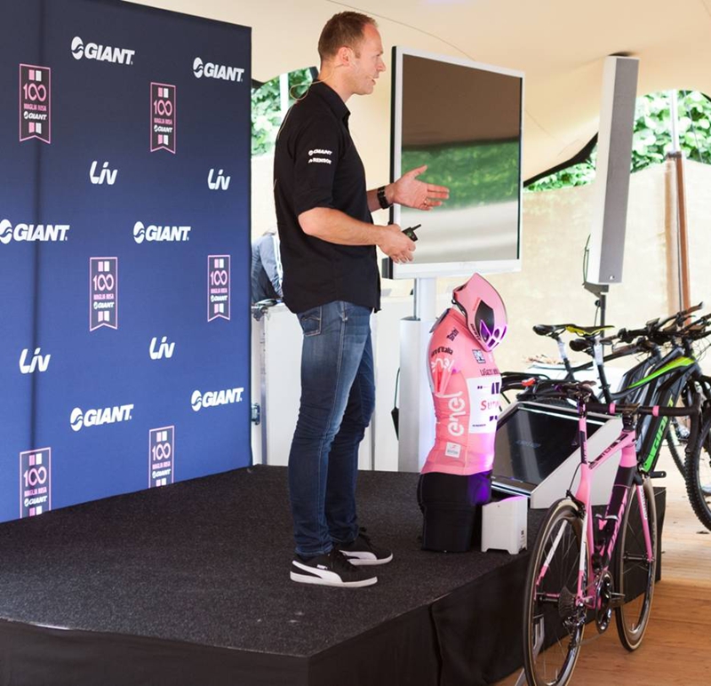 GIANT与百届环意总冠军迪穆兰一起庆祝 GIANT与百届环意总冠军迪穆兰一起庆祝