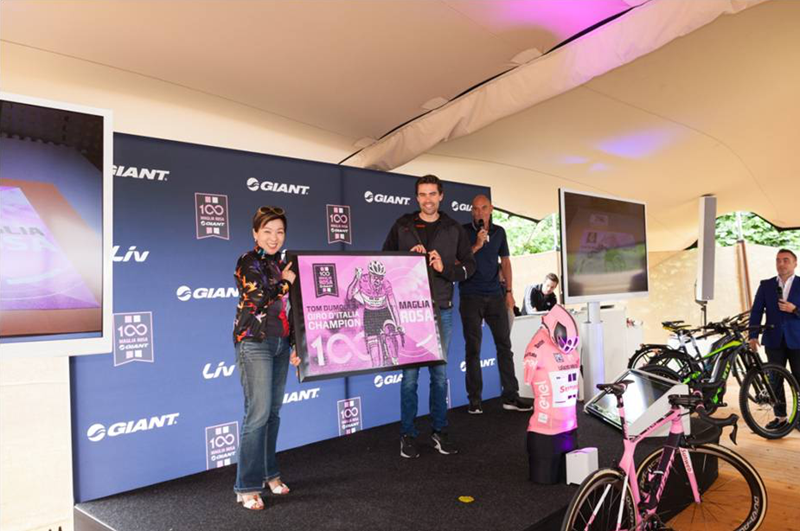 GIANT与百届环意总冠军迪穆兰一起庆祝 GIANT与百届环意总冠军迪穆兰一起庆祝